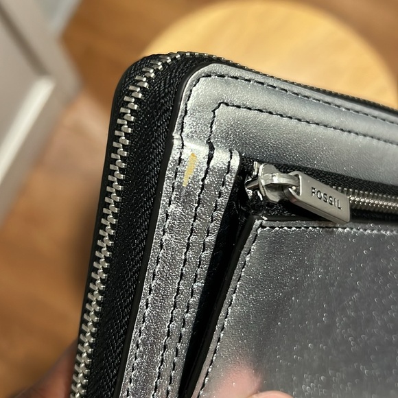 New! FOSSIL Logan RFID Wallet Zip Around Clutch Wristlet Metallic Silver - Picture 3 of 4